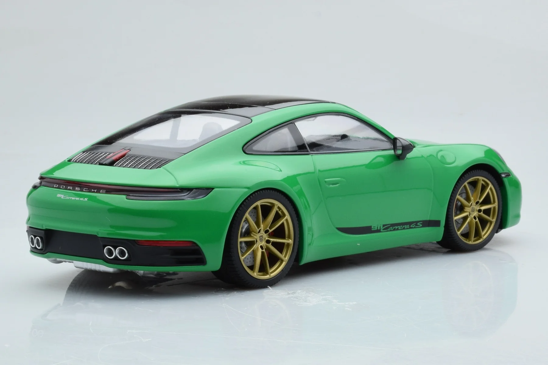 Minichamps 2019 Porsche 911 992 Carrera 4S Python Green 1:18 - Image 2