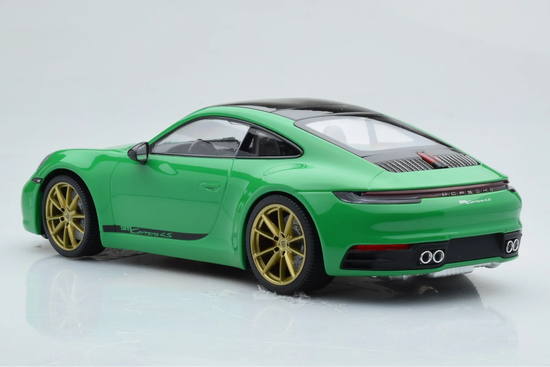 Minichamps 2019 Porsche 911 992 Carrera 4S Python Green 1:18 - Image 5
