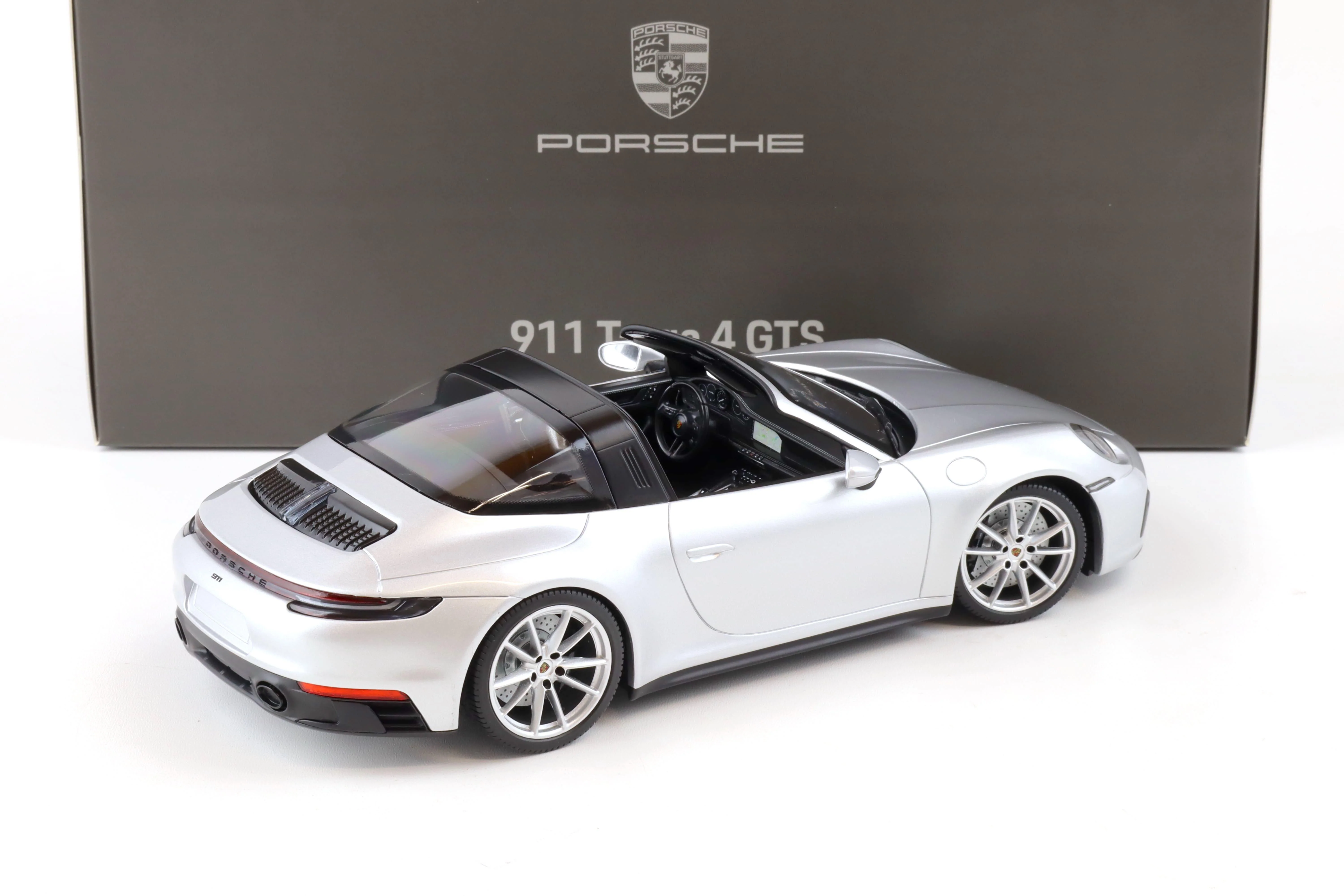 Minichamps 2022 Porsche 911 992 Targa 4 GTS Dealer Edition GT Silver Metallic 1:18 - Image 3