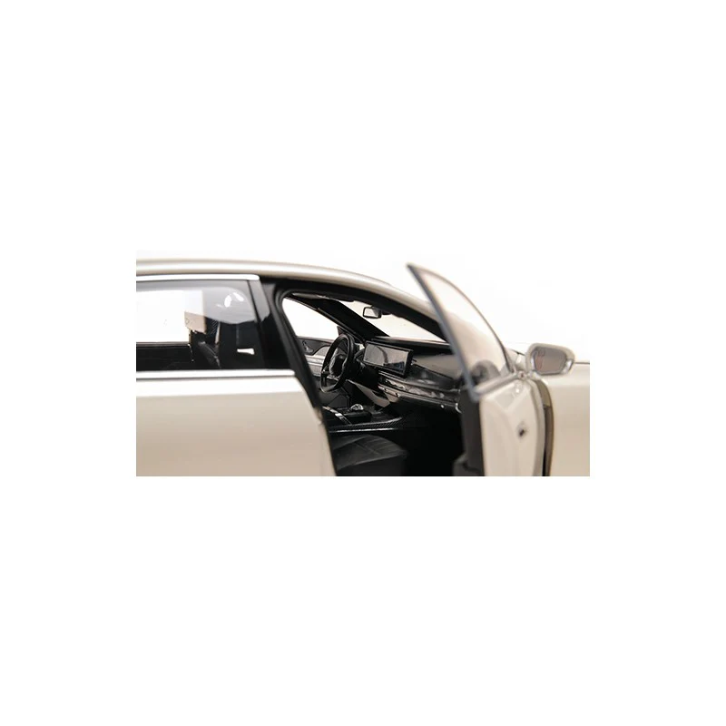 Minichamps 2023 BMW i7 (7 Series) G70 White Metallic 1:18 - Image 3