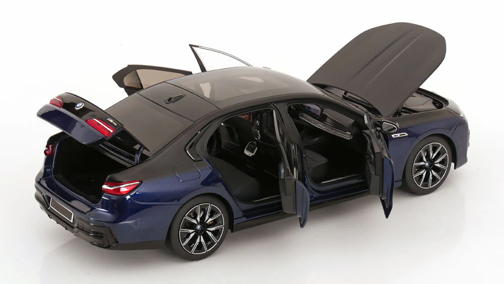 Minichamps 2024 BMW i7 (7 Series) M70 Black and Blue Metallic 1:18 - Image 3