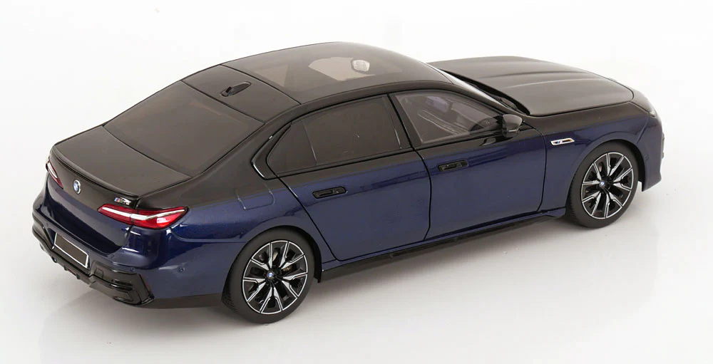 Minichamps 2024 BMW i7 (7 Series) M70 Black and Blue Metallic 1:18 - Image 4