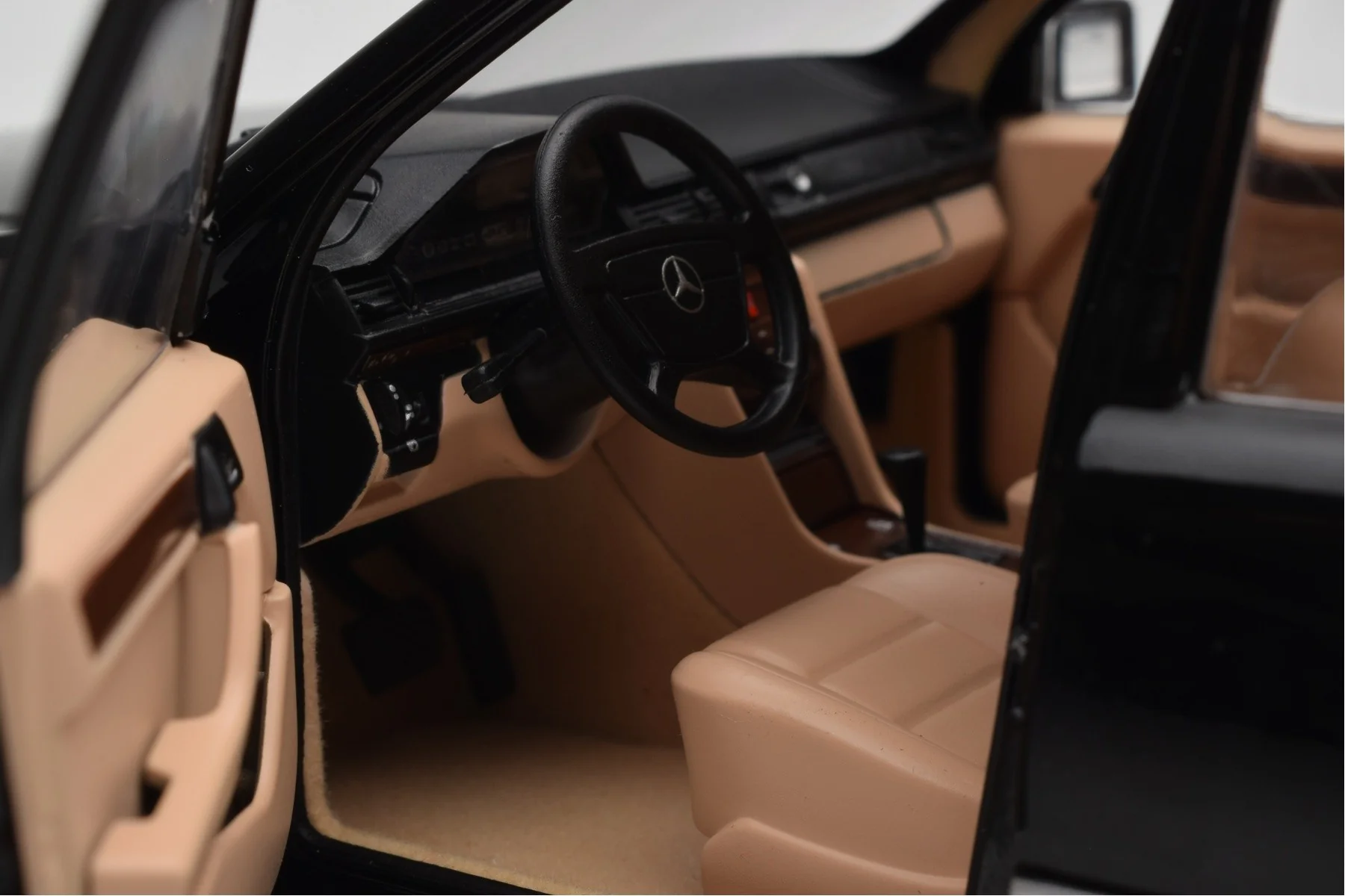 Norev 1990 Mercedes-Benz E Class 500E (W124) Black 1:18 - Image 11