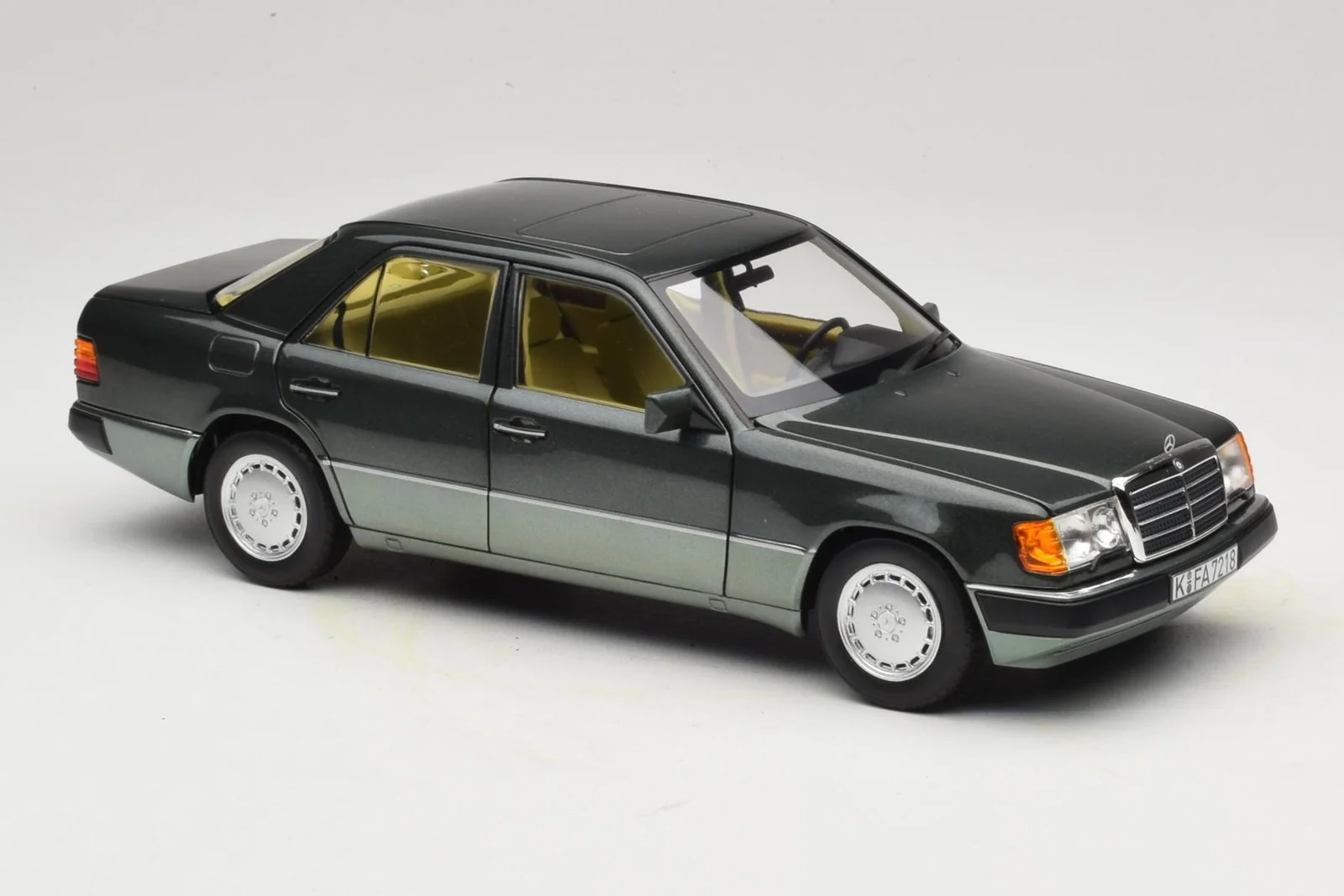 Norev 1990 Mercedes-Benz E Class 230E AMG (W124) Night Green Metallic 1:18 - Image 6