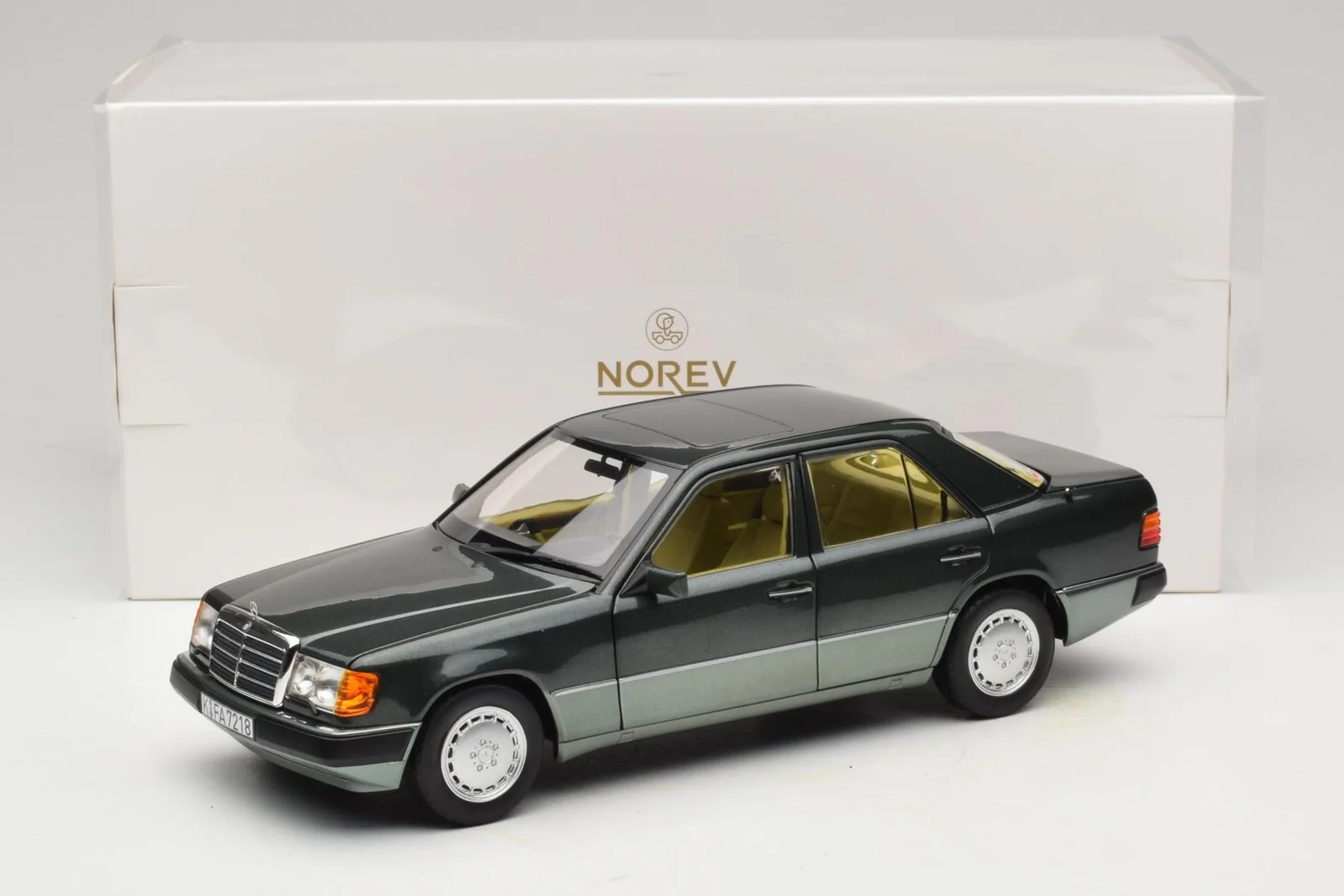 Norev 1990 Mercedes-Benz E Class 230E AMG (W124) Night Green Metallic 1:18 - Image 8