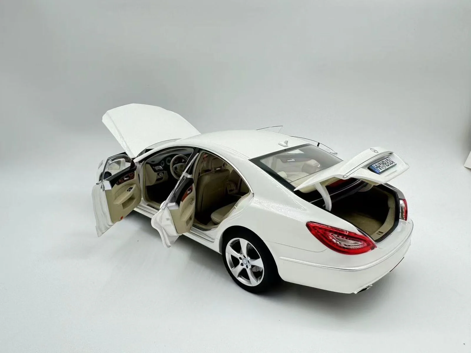 Norev 2011 Mercedes-Benz CLS-Class Coupe Brilliant White Metallic 1:18 - Image 3
