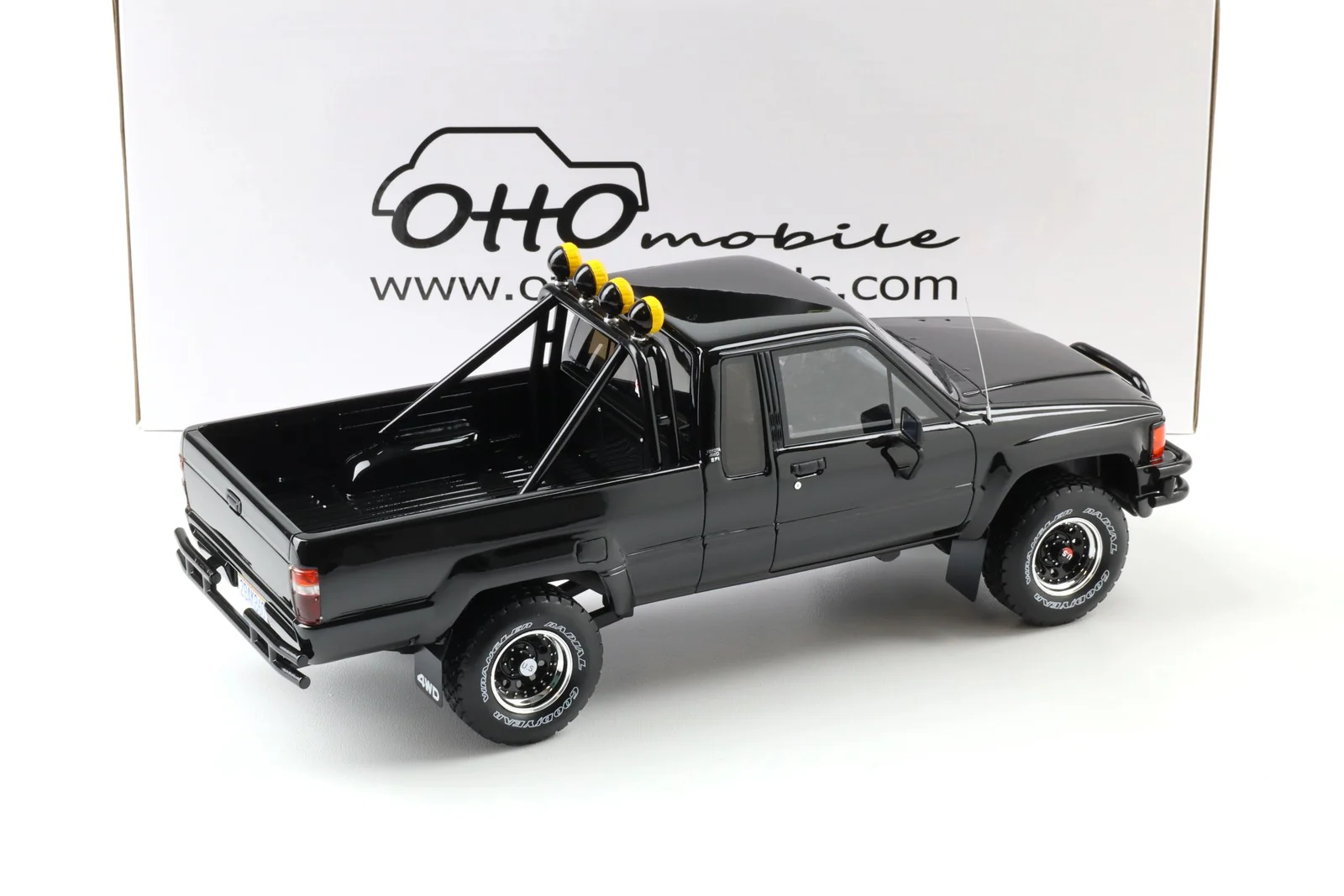 Otto 1985 Toyota Hilux SR5 Pickup Truck Glossy Black 202 1:18 - Image 3