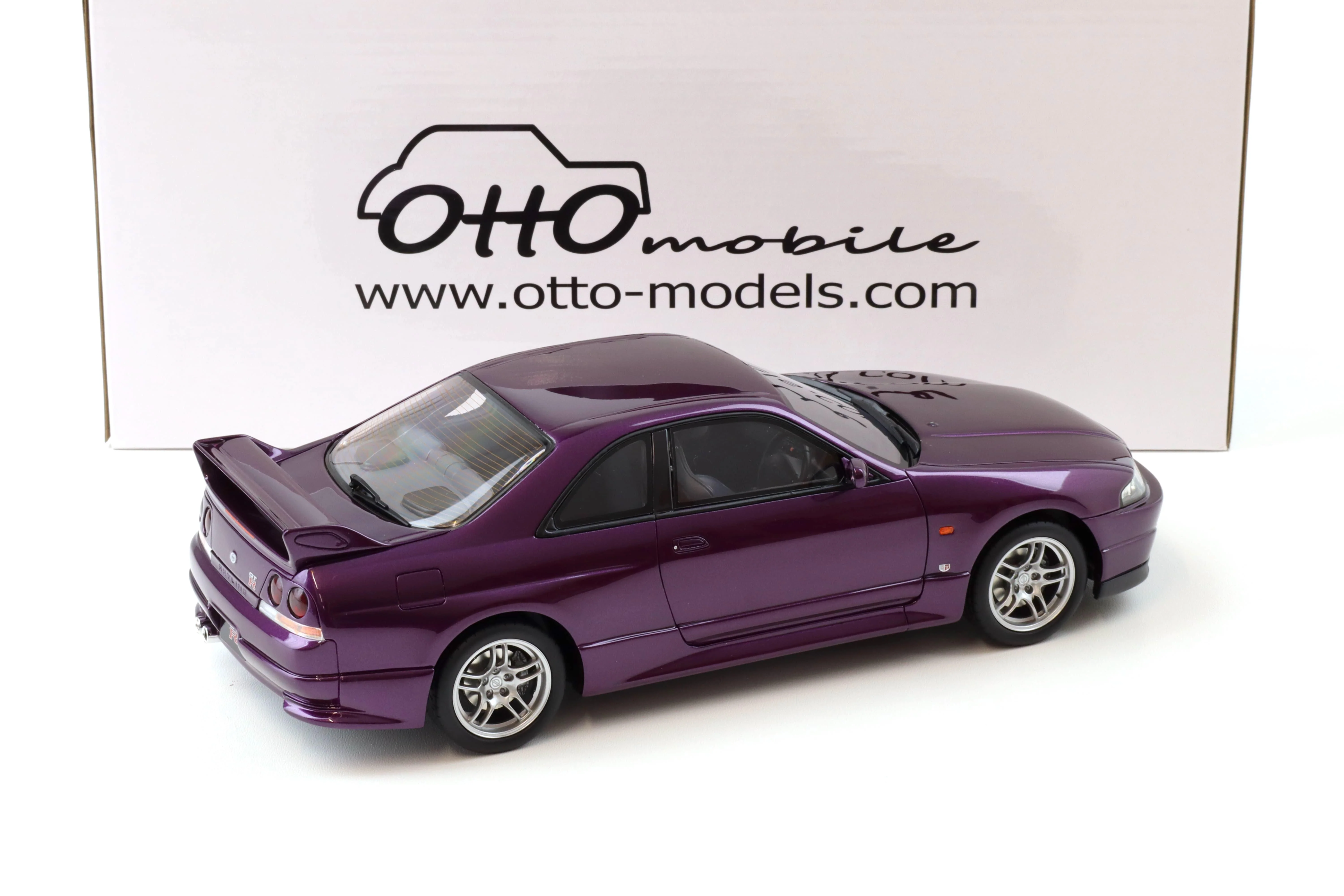 Otto 1995 Nissan Skyline GT-R R33 (BNR33) V-Spec Midnight Purple 1:18 - Image 3