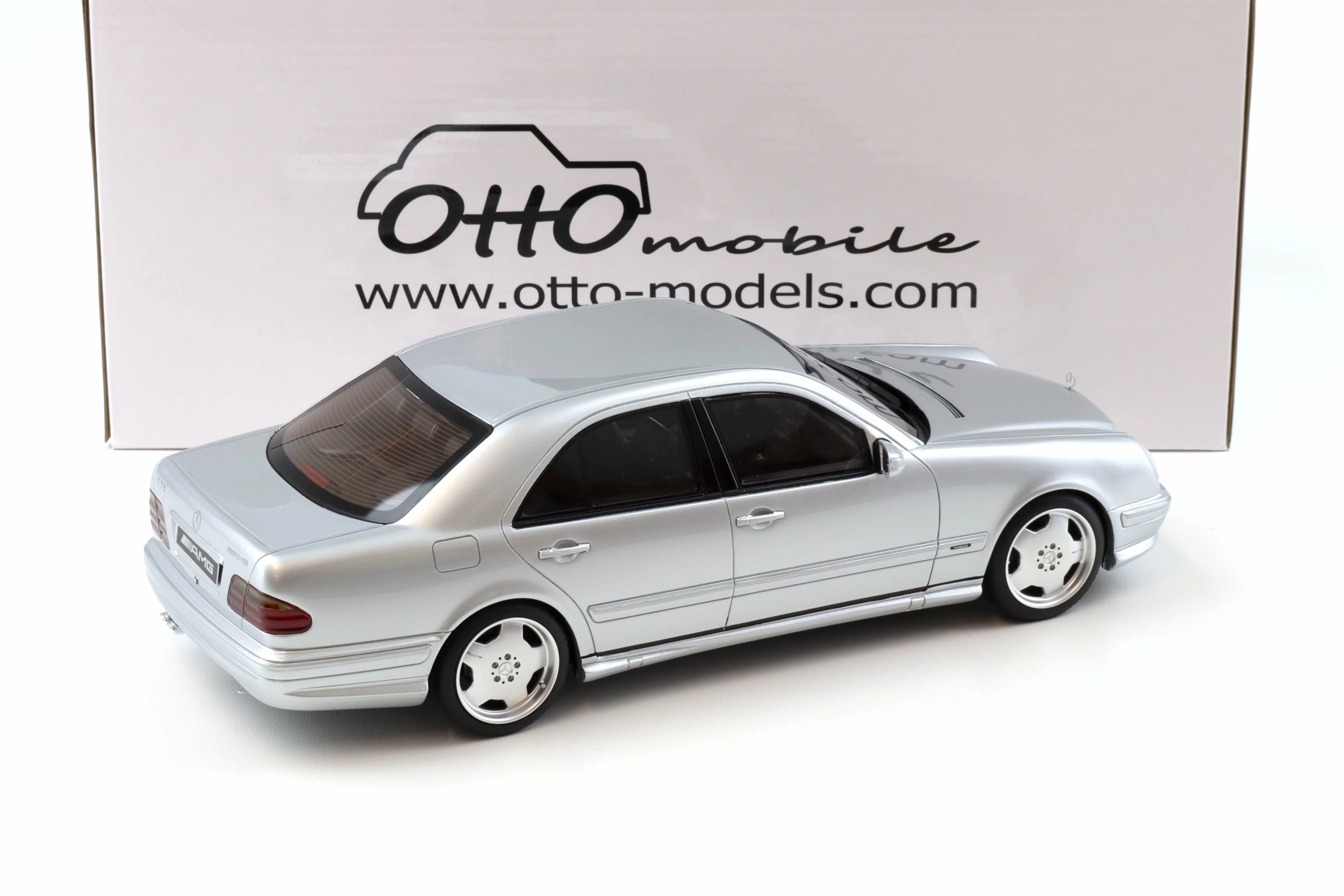 Otto 2001 Mercedes-Benz E55 AMG W210 Brilliant Silver 744 1:18 - Image 3