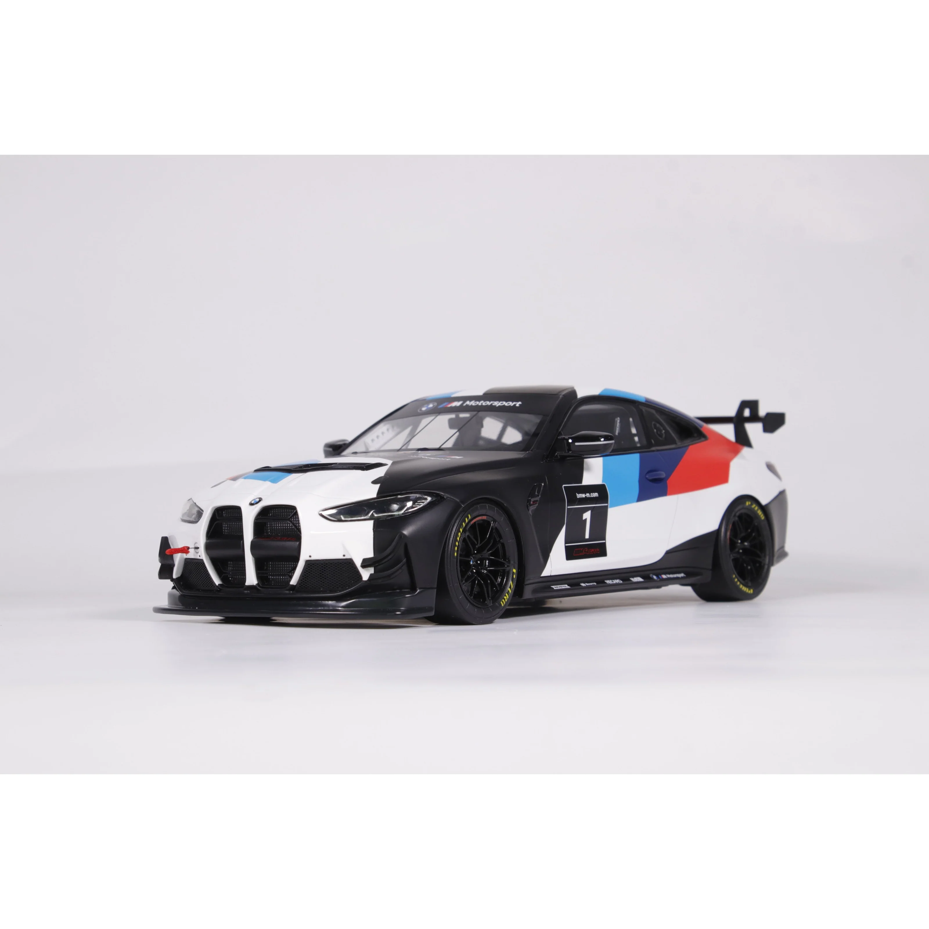 Otto 2022 BMW M4 GT4 No 1 Presentation Season 2022 1:18 - Image 4
