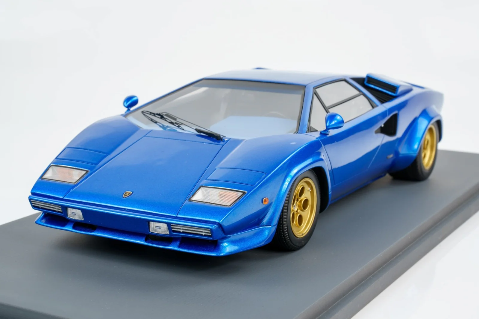 Schuco 1979 Lamborghini Countach LP400S Blue w/ Gold Wheels 1:18 - Image 4