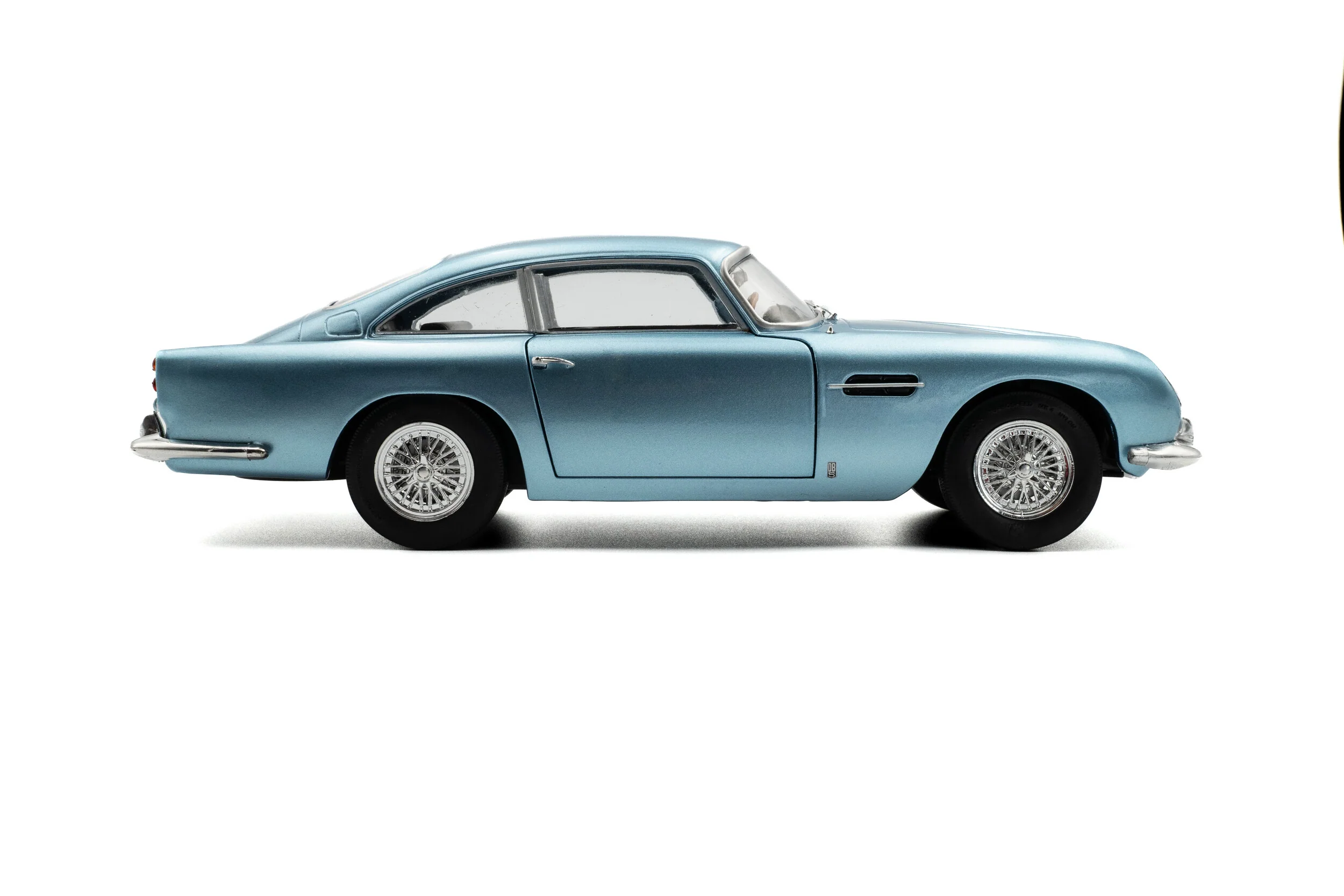 Solido 1964 Aston Martin DB5 Caribbean Blue Metallic 1:18 - Image 5