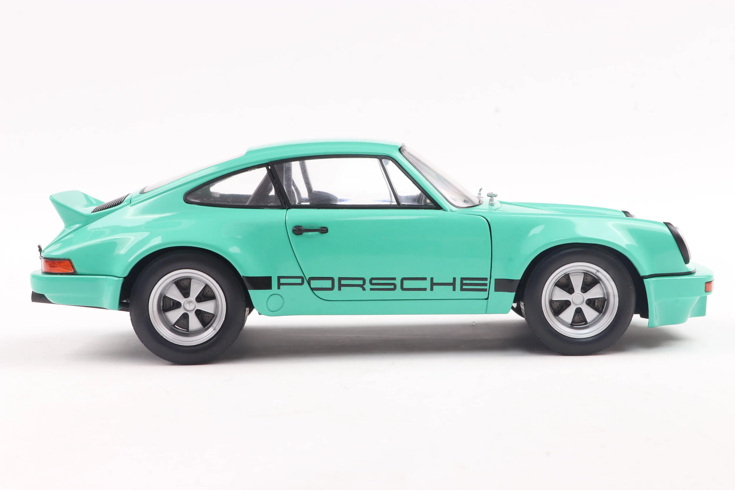 Solido 1974 Porsche 911 RS 3.0L Coupe IROC Daytona Green 1:18 - Image 6