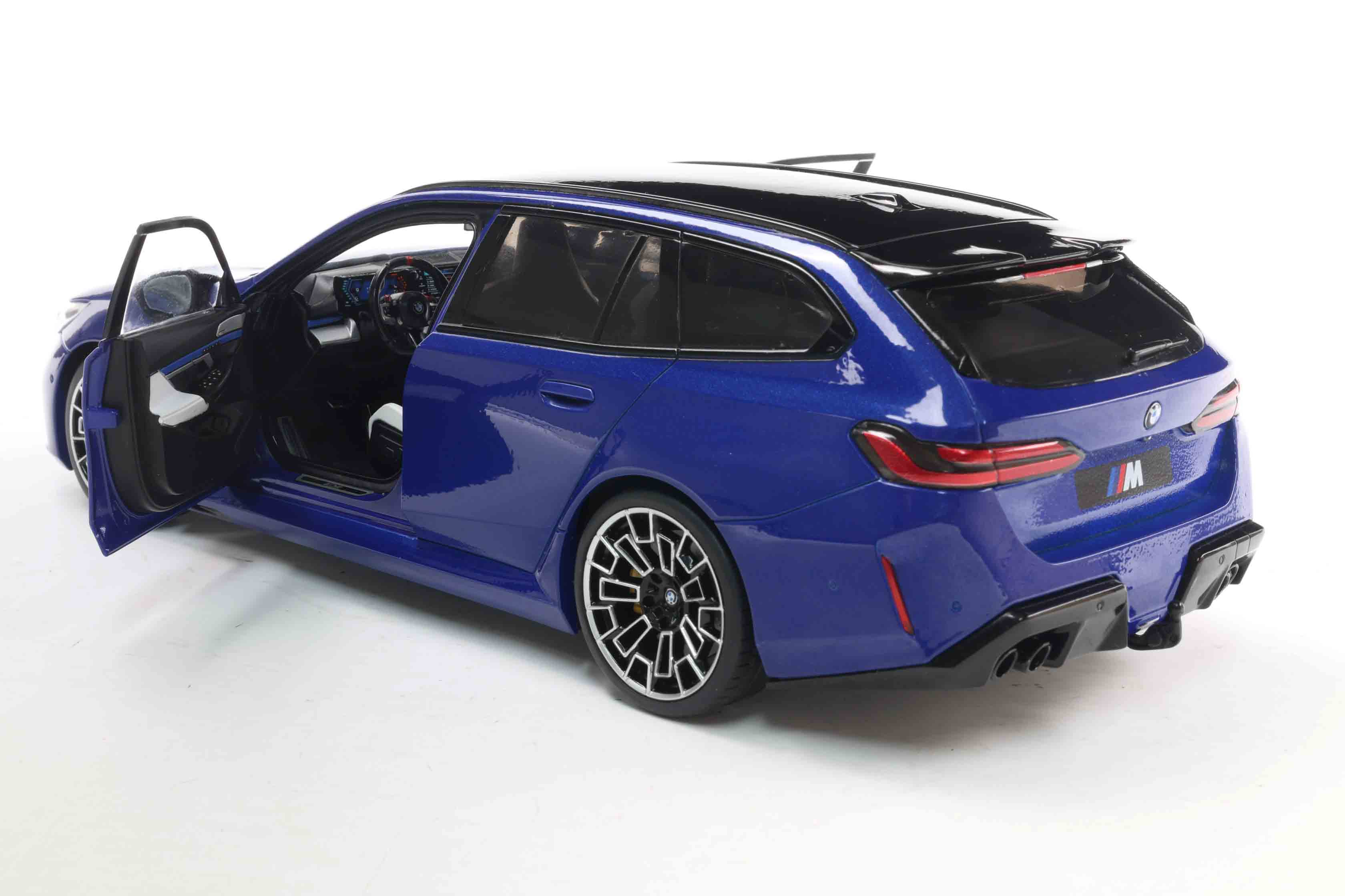 Solido 2024 BMW M5 (G99) M5 Touring M Wagon Marina Bay Blue Metallic 1:18 - Image 11