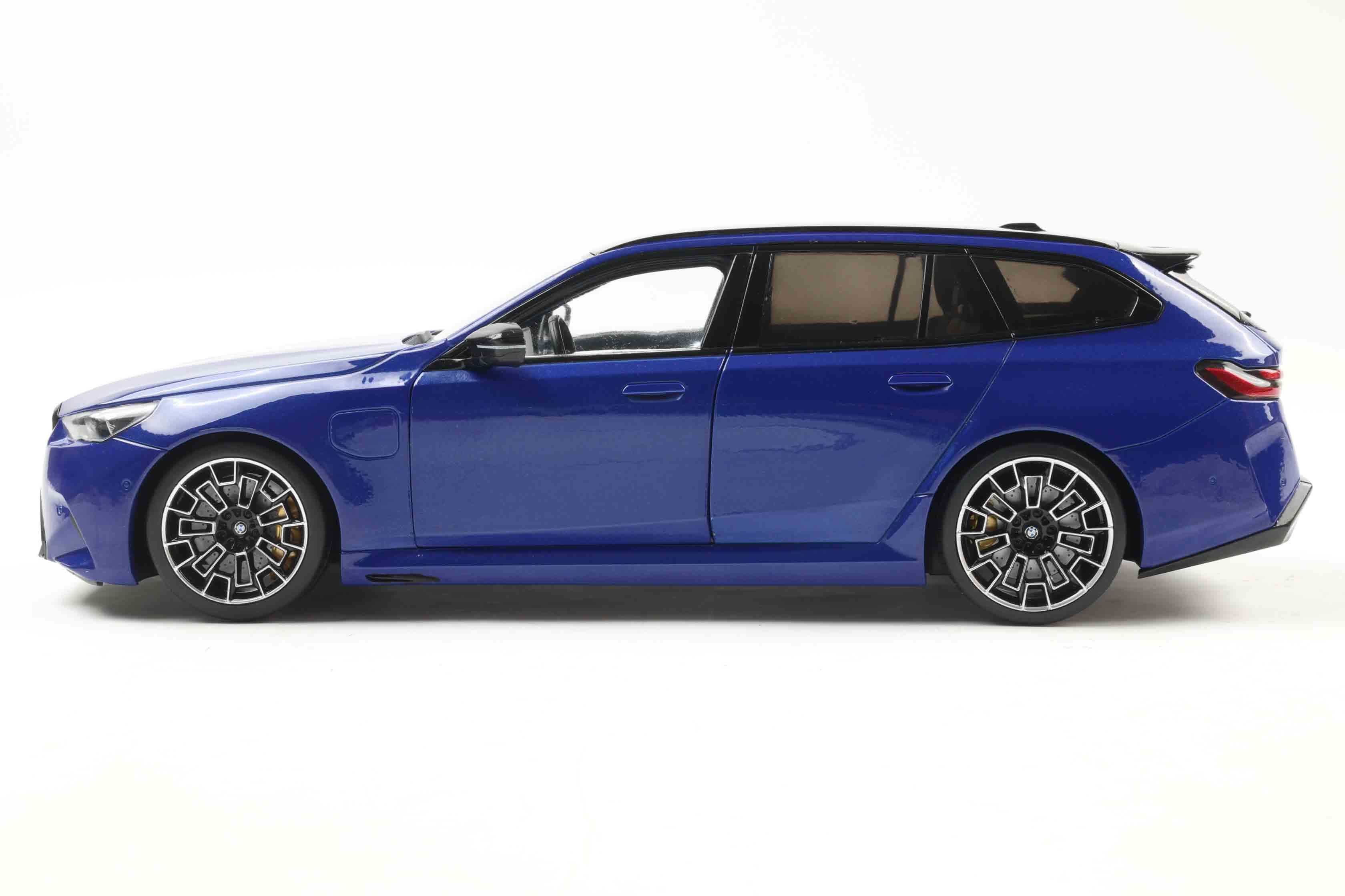 Solido 2024 BMW M5 (G99) M5 Touring M Wagon Marina Bay Blue Metallic 1:18 - Image 3