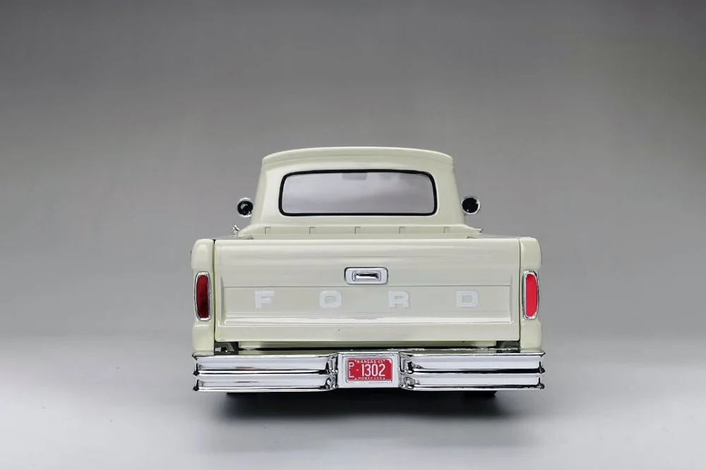 Sun-Star 1965 Ford F-100 Custom Cab Pickup Truck White 1:18 - Image 6