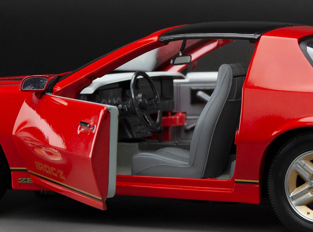 Sun-Star 1985 Chevy Camaro IROC-Z Red 1:18 - Image 8