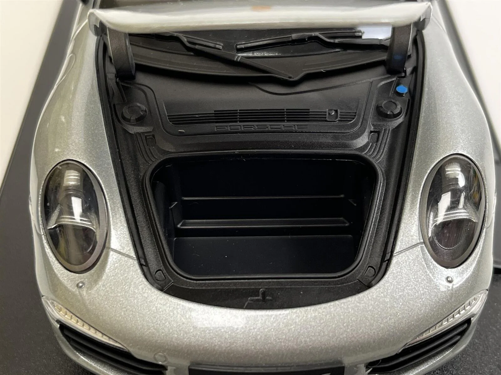 Welly 2013 Porsche 911 991 Carrera S Coupe Silver 1:18 - Image 6