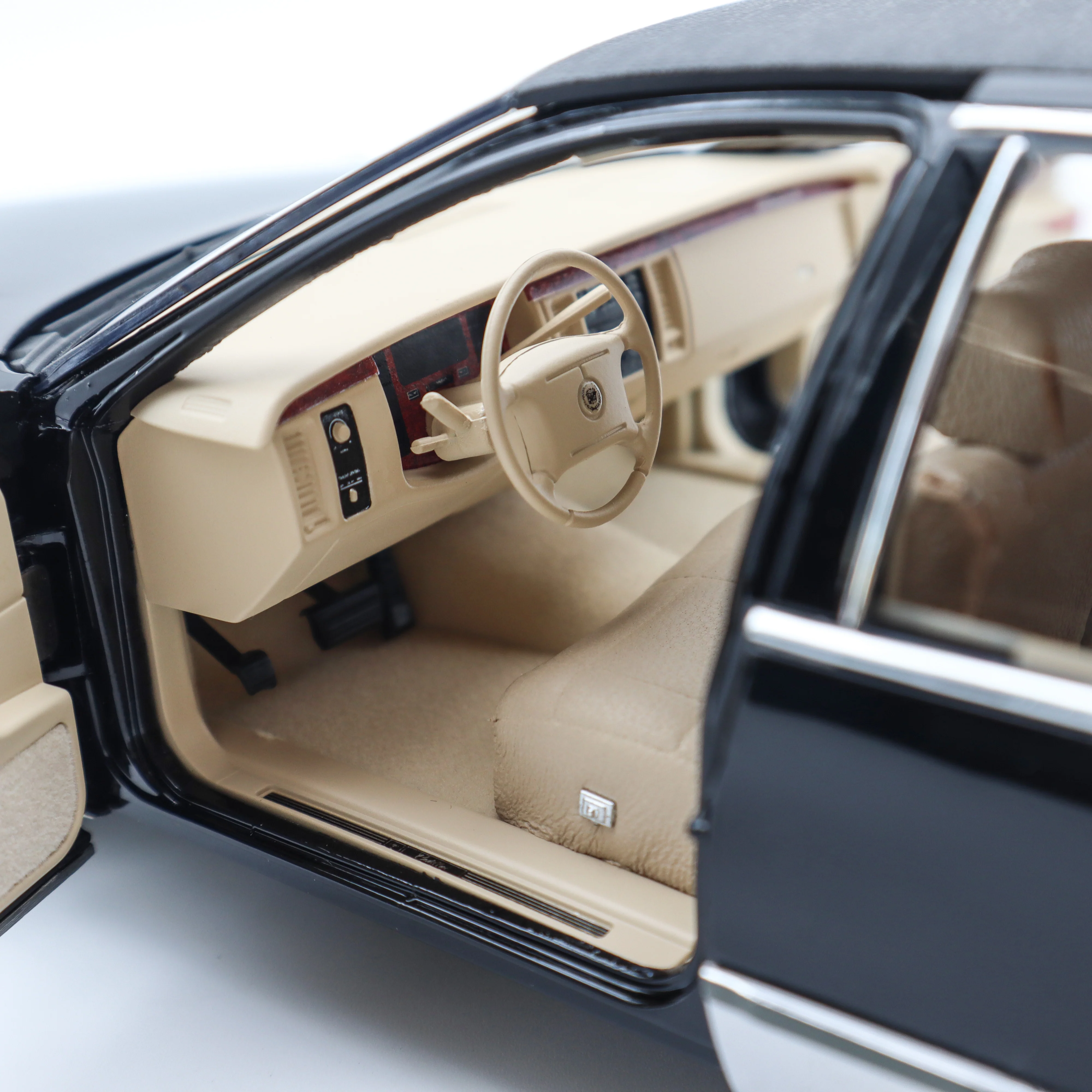 Xiaoguang Model 1994 Cadillac Fleetwood Brougham Black 1:18 - Image 15