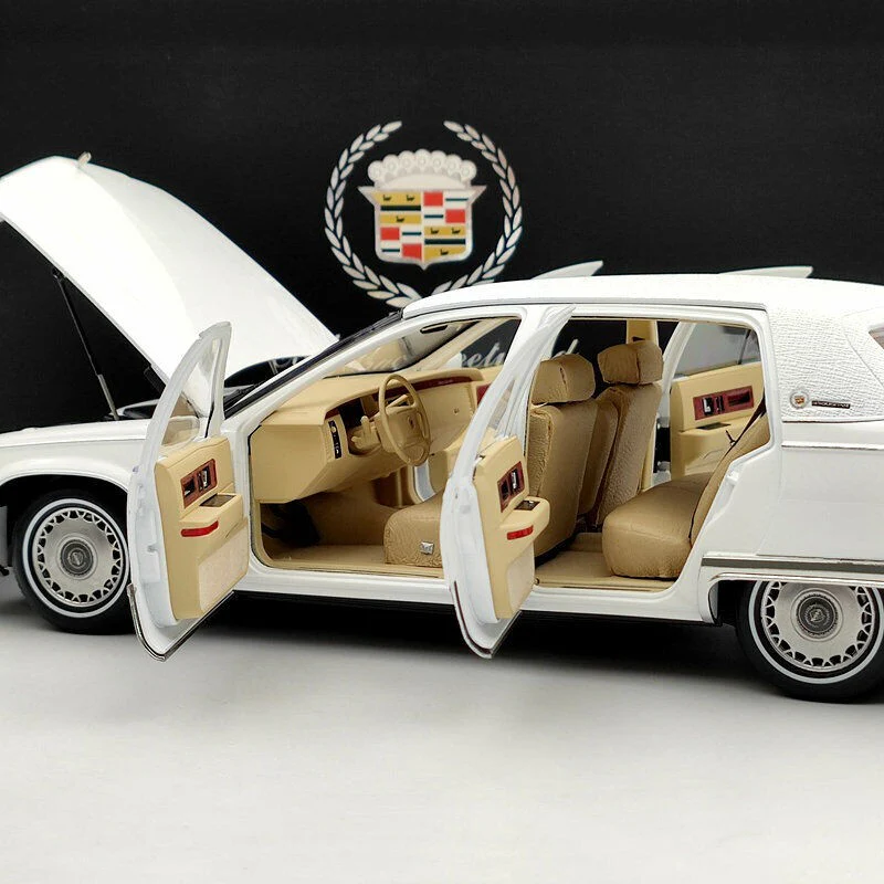 Xiaoguang Model 1993 Cadillac Fleetwood Brougham White 1:18 - Image 10