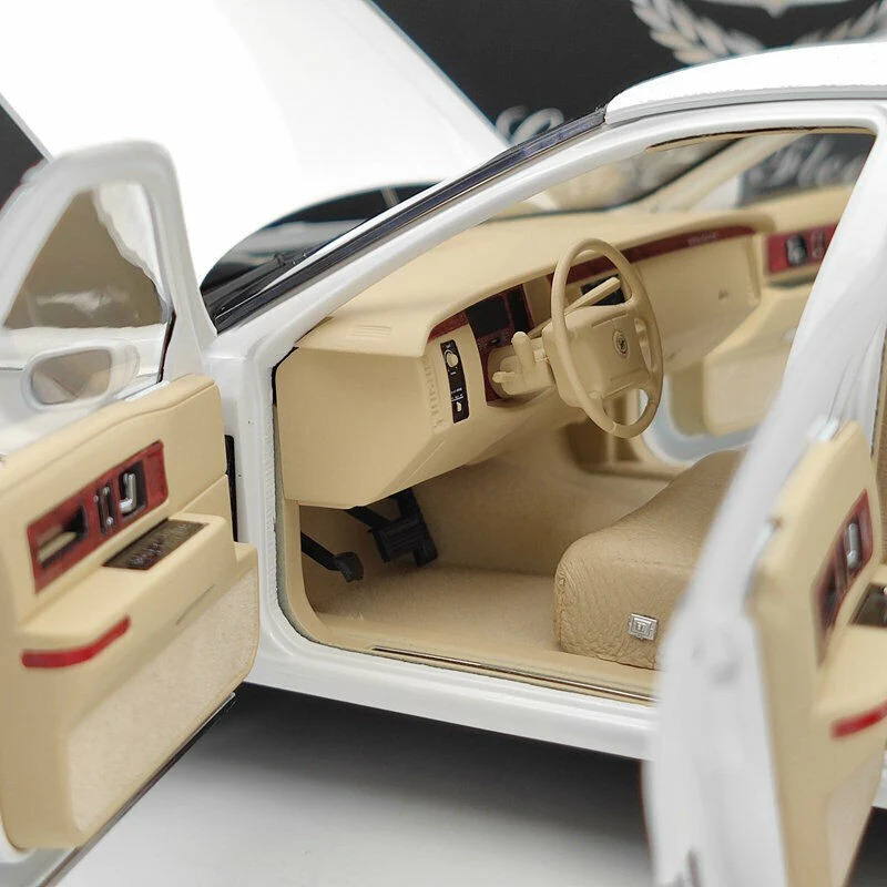 Xiaoguang Model 1993 Cadillac Fleetwood Brougham White 1:18 - Image 11