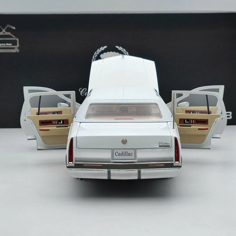 Xiaoguang Model 1993 Cadillac Fleetwood Brougham White 1:18 - Image 6